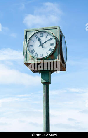 A quattro lati orologio sul lungomare a St Leonards-on-Sea, East Sussex Foto Stock