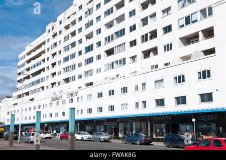 Vista lungo Marine Court a St Leonards-on-Sea, un suggestivo edificio art-deco in forma di ocean liner Foto Stock