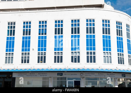 Dettaglio del Marine Court a St Leonards-on-Sea, un suggestivo edificio art-deco in forma di ocean liner Foto Stock