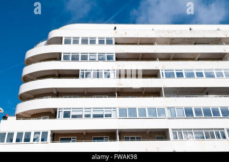 Dettaglio dei balconi al Marine Court a St Leonards-on-Sea, un suggestivo edificio art-deco in forma di ocean liner Foto Stock