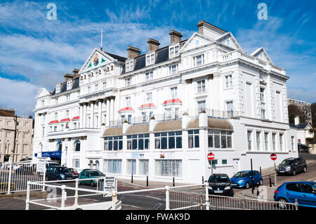 Parte anteriore del James Burton progettato Royal Victoria Hotel sul lungomare a St Leonards-on-Sea, East Sussex Foto Stock