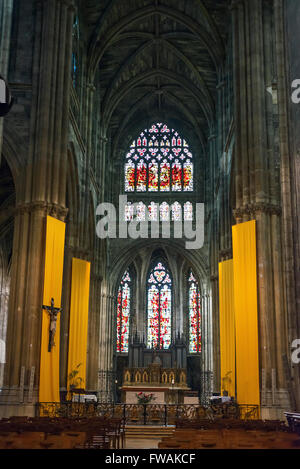 Altare e abside della Basilica di San Michele. San Michele è un gotico fiammeggiante basilica di Bordeaux Aquitania, Francia. Foto Stock