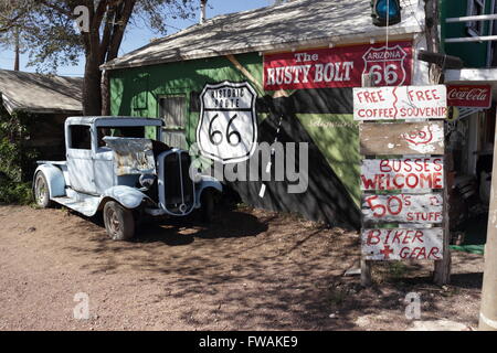Carrello blu con gli occhi al di fuori del bullone arrugginito un negozio di souvenir e segno, Seligman, Route 66, Arizona, Stati Uniti d'America, bypassato dalla Interstate 40. Foto Stock