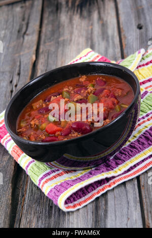 Chili con carne di manzo peperoncino sul vecchio tavolo in legno Foto Stock