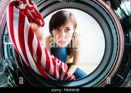 Funny girl abiti di carico per macchina di lavaggio Foto Stock