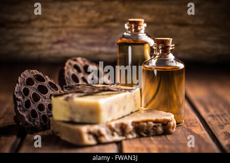 Barre di sapone naturale con sentori di vaniglia e di oli essenziali Foto Stock