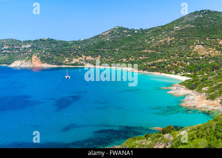 In estate il paesaggio costiero della Corsica del Sud. Piccola baia azzurra della regione piana, Francia Foto Stock
