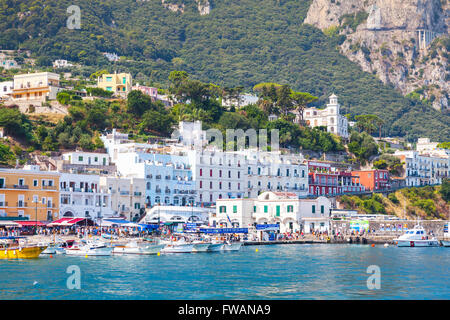 Capri, Italia - 14 agosto 2015: porto principale dell'isola di Capri in un giorno di estate, Italia, Mar Tirreno, la baia di Napoli Foto Stock