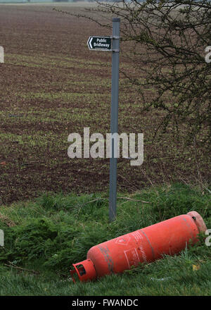 Volare il ribaltamento di bombola di propano oggetto di dumping vicino un segno bridleway in campagna Foto Stock