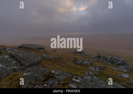 Una nebbiosa alba sulle pendici del Roughtor su Bodmin Moor Foto Stock