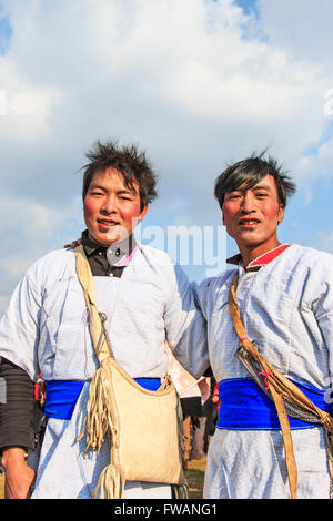 Heqing, Cina - 15 Marzo 2016: Cinese di uomini in antico Bai Yi indumenti durante il Heqing Qifeng Pera festival dei fiori Foto Stock
