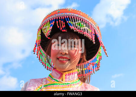 Heqing, Cina - 15 Marzo 2016: donna cinese nei tradizionali costumi Miao durante il Heqing Qifeng Pera festival dei fiori Foto Stock