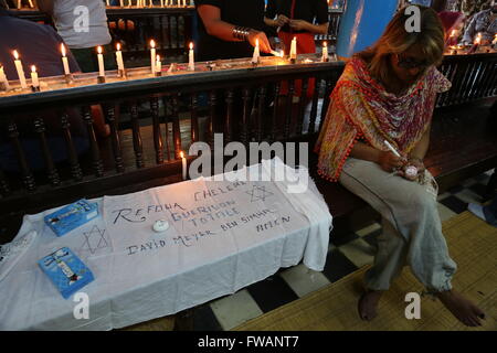 Tunisia : pellegrinaggio alla sinagoga di Ghriba - 16/05/2014 - Tunisia / Djerba / Djerba - donna ebrea iscritto i suoi voti su un Foto Stock