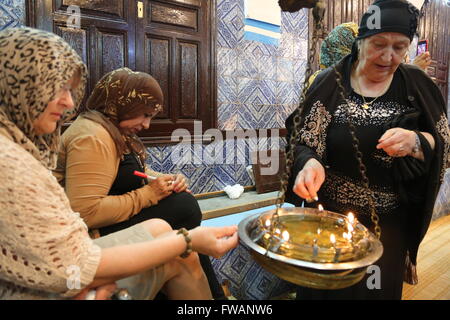 Tunisia : pellegrinaggio alla sinagoga di Ghriba - 18/05/2014 - Tunisia / Djerba / Djerba - donna musulmana (centro) e wo ebraica Foto Stock