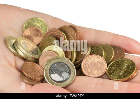 Vista ingrandita della mano è in possesso di una pila di monete in euro. Tutto è isolato su uno sfondo bianco. Foto Stock