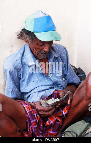 Colombo, Sri Lanka - Aprile 9, 2011: Ubriaco vecchio il mendicante nella strada a Sri Lanka Foto Stock