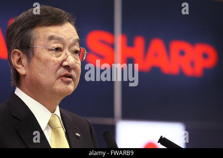 Osaka, Giappone. Il 2 aprile 2016. Kozo Takahashi, Presidente e CEO di Sharp Corporation, parla in una conferenza stampa congiunta con Taiwan Foxconn tenutosi a Sakai Visualizza prodotti Corporation su Aprile 2, 2016 in Sakai Ward, Osaka, Giappone. Gou e Takahashi ha annunciato i termini finali per la trattativa per il Foxconn per acquisire laccati. Sharp a prezzi scontati su dopo un mese di incertezza. Credito: Aflo Co. Ltd./Alamy Live News Foto Stock