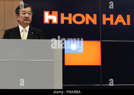 Osaka, Giappone. Il 2 aprile 2016. Kozo Takahashi, Presidente e CEO di Sharp Corporation, parla in una conferenza stampa congiunta con Taiwan Foxconn tenutosi a Sakai Visualizza prodotti Corporation su Aprile 2, 2016 in Sakai Ward, Osaka, Giappone. Gou e Takahashi ha annunciato i termini finali per la trattativa per il Foxconn per acquisire laccati. Sharp a prezzi scontati su dopo un mese di incertezza. Credito: Aflo Co. Ltd./Alamy Live News Foto Stock