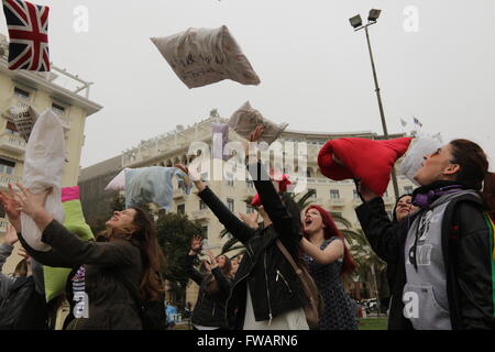 Salonicco, Grecia, 2 aprile 2016. Festaioli prendere parte in una lotta di cuscini su 'International Pillow Fight Day". Pubblico di massa combatte a cuscino sono stati disposti in numerose città di tutto il mondo. Credito: Orhan Tsolak/Alamy Live News Foto Stock