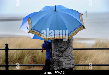 Fleetwood, nel Lancashire, Regno Unito. Il 2 aprile 2016. Aprile docce mettere un ammortizzatore sul weekend walkers a Fleetwood, nel Lancashire. Foto di Paolo Heyes, sabato 2 aprile 2016. Credito: Paolo Heyes/Alamy Live News Foto Stock