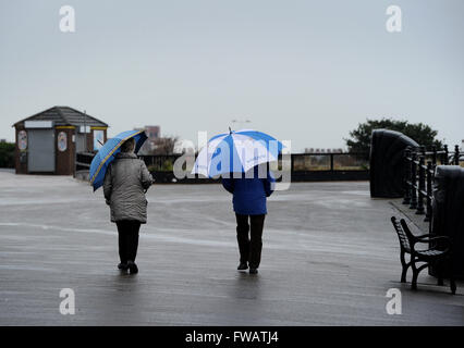 Fleetwood, nel Lancashire, Regno Unito. Il 2 aprile 2016. Aprile docce mettere un ammortizzatore sul weekend walkers a Fleetwood, nel Lancashire. Foto di Paolo Heyes, sabato 2 aprile 2016. Credito: Paolo Heyes/Alamy Live News Foto Stock