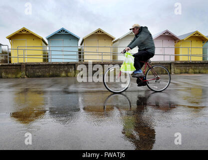 Fleetwood, nel Lancashire, Regno Unito. Il 2 aprile 2016. Aprile docce mettere un ammortizzatore sul weekend walkers a Fleetwood, nel Lancashire. Foto di Paolo Heyes, sabato 2 aprile 2016. Credito: Paolo Heyes/Alamy Live News Foto Stock