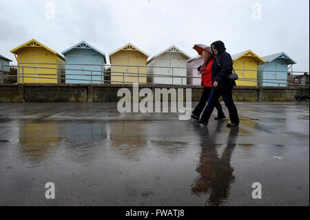 Fleetwood, nel Lancashire, Regno Unito. Il 2 aprile 2016. Aprile docce mettere un ammortizzatore sul weekend walkers a Fleetwood, nel Lancashire. Foto di Paolo Heyes, sabato 2 aprile 2016. Credito: Paolo Heyes/Alamy Live News Foto Stock