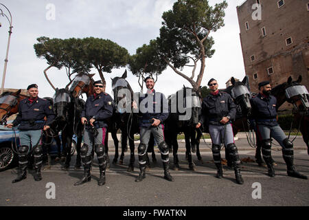 Roma, 2 aprile 2016. Fori Imperiali. Sicurezza in Roma. La polizia a cavallo pattugliano il Colosseo e Fori Imperiali. Photo Samantha Zucchi Insidefoto Credito: Insidefoto/Alamy Live News Foto Stock