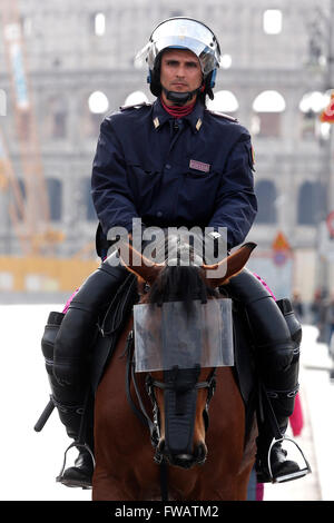 Roma, 2 aprile 2016. Fori Imperiali. Sicurezza in Roma. La polizia a cavallo pattugliano il Colosseo e Fori Imperiali. Photo Samantha Zucchi Insidefoto Credito: Insidefoto/Alamy Live News Foto Stock