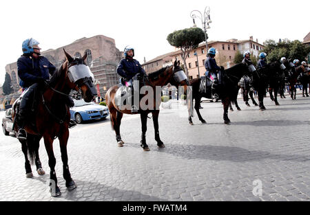 Roma, 2 aprile 2016. Fori Imperiali. Sicurezza in Roma. La polizia a cavallo pattugliano il Colosseo e Fori Imperiali. Photo Samantha Zucchi Insidefoto Credito: Insidefoto/Alamy Live News Foto Stock