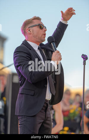 Sydney, Australia. 02Apr, 2016. Il cantante irlandese Ronan Keating eseguita dal vivo a bordo pista all Ippodromo di Randwick Theatre del cavallo stadio dopo l'ultima gara sul più grande giorno di autunno calendario gare a Sydney, in Australia. Credito: Hugh Peterswald/Pacific Press/Alamy Live News Foto Stock