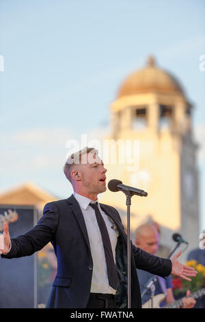 Sydney, Australia. 02Apr, 2016. Il cantante irlandese Ronan Keating eseguita dal vivo a bordo pista all Ippodromo di Randwick Theatre del cavallo stadio dopo l'ultima gara sul più grande giorno di autunno calendario gare a Sydney, in Australia. Credito: Hugh Peterswald/Pacific Press/Alamy Live News Foto Stock