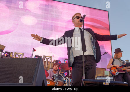 Sydney, Australia. 02Apr, 2016. Il cantante irlandese Ronan Keating eseguita dal vivo a bordo pista all Ippodromo di Randwick Theatre del cavallo stadio dopo l'ultima gara sul più grande giorno di autunno calendario gare a Sydney, in Australia. Credito: Hugh Peterswald/Pacific Press/Alamy Live News Foto Stock