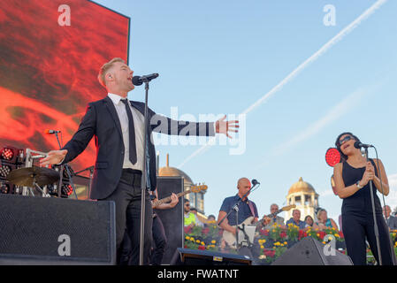 Sydney, Australia. 02Apr, 2016. Il cantante irlandese Ronan Keating eseguita dal vivo a bordo pista all Ippodromo di Randwick Theatre del cavallo stadio dopo l'ultima gara sul più grande giorno di autunno calendario gare a Sydney, in Australia. Credito: Hugh Peterswald/Pacific Press/Alamy Live News Foto Stock