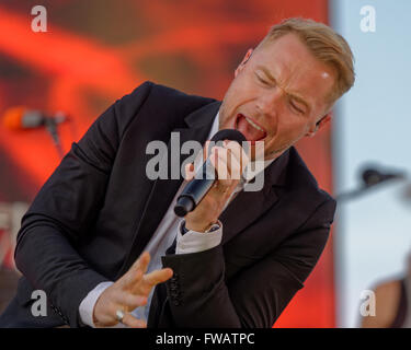 Sydney, Australia. 02Apr, 2016. Il cantante irlandese Ronan Keating eseguita dal vivo a bordo pista all Ippodromo di Randwick Theatre del cavallo stadio dopo l'ultima gara sul più grande giorno di autunno calendario gare a Sydney, in Australia. Credito: Hugh Peterswald/Pacific Press/Alamy Live News Foto Stock