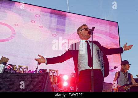 Sydney, Australia. 02Apr, 2016. Il cantante irlandese Ronan Keating eseguita dal vivo a bordo pista all Ippodromo di Randwick Theatre del cavallo stadio dopo l'ultima gara sul più grande giorno di autunno calendario gare a Sydney, in Australia. Credito: Hugh Peterswald/Pacific Press/Alamy Live News Foto Stock