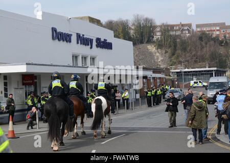 Dover, Regno Unito. Il 2 aprile 2016. Scontri come Pro e Anti-gruppi di rifugiati scontro di Dover. I cavalli della polizia canter passato priorato di Dover stazione. Credito: Marc Ward/Alamy Live News Foto Stock