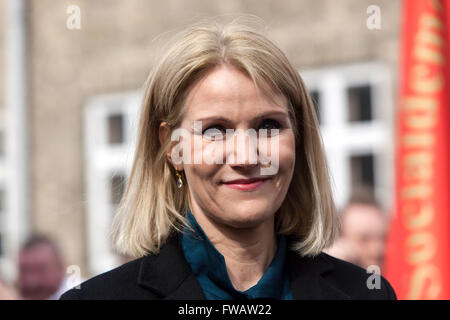 Copenhagen, Danimarca, 2 aprile 2016. Ex primo ministro danese, Helle Thorning-Schmicdt i Socialdemocratici, Arriva al funerale di un ex Primo Ministro danese, Anker Joergensen, a Grundvigs Kirke, Copenhagen questo pomeriggio. Credito: OJPHOTOS/Alamy Live News Foto Stock