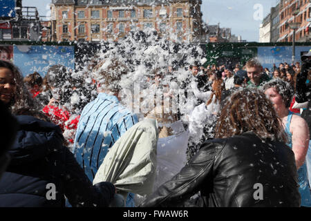 Copenhagen, Danimarca, 2 Aprile, 2016. Cuscino massiccia combatte nella piazza del Municipio di Copenhagen il settimo International Pillow Fight giorno attira molte centinaia di partecipanti e spettatori di tutte le età su questo soleggiato sabato pomeriggio. Più di 100 città in tutto il mondo prendono parte a questa spettacolare e divertente evento annuale. Dietro l'idea è il parco giochi urbano movimento una parte ludica del pubblico più ampio spazio di movimento. Credito: Niels Quist/Alamy Live News Foto Stock