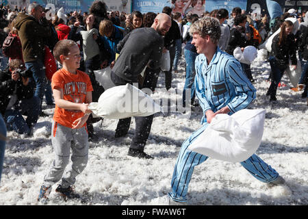 Copenhagen, Danimarca, 2 Aprile, 2016. Cuscino massiccia combatte nella piazza del Municipio di Copenhagen il settimo International Pillow Fight giorno attira molte centinaia di partecipanti e spettatori di tutte le età su questo soleggiato sabato pomeriggio. Più di 100 città in tutto il mondo prendono parte a questa spettacolare e divertente evento annuale. Dietro l'idea è il parco giochi urbano movimento una parte ludica del pubblico più ampio spazio di movimento. Credito: Niels Quist/Alamy Live News Foto Stock