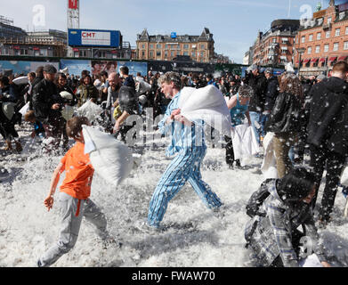 Copenhagen, Danimarca, 2 Aprile, 2016. Cuscino massiccia combatte nella piazza del Municipio di Copenhagen il settimo International Pillow Fight giorno attira molte centinaia di partecipanti e spettatori di tutte le età su questo soleggiato sabato pomeriggio. Più di 100 città in tutto il mondo prendono parte a questa spettacolare e divertente evento annuale. Dietro l'idea è il parco giochi urbano movimento una parte ludica del pubblico più ampio spazio di movimento. Credito: Niels Quist/Alamy Live News Foto Stock