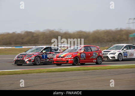 Silverstone, UK. Il 2 aprile 2016. Chiudere la corsa alla Hankook 24 ore Touring Car Series Credito: Steven roe/Alamy Live News Foto Stock