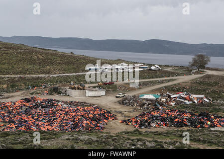 (160403) -- LESBO, 3 aprile 2016 (Xinhua) -- giubbotti salvagente e canotti a sinistra da migranti sono raccolti ed accatastati sulla isola di Lesbo, Grecia, 23 marzo 2016. L'enorme 'mountains' di giubbotti salvagente e canotti a sinistra dietro da migliaia di profughi sulle spiagge dell'isola greca di Lesbo nel corso dell'anno passato portare speranza e le possibili opportunità di lavoro per la recessione-hit locali come le autorità hanno lanciato un programma di riciclaggio di questa primavera per proteggere l'ambiente e di generare profitti. Il comune di Lesbo in collaborazione con gli architetti di volontariato e ambientalisti ha avviato un progetto pilota pro Foto Stock