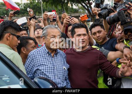 Kuala Lumpur, Malesia. Il 2 aprile 2016. La GST proteste di Kuala Lumpur in Malesia. Ex primo ministro della Malesia Tun Mahathir Mohamad girato fino al rally dopo 5pm di oggi. Credito: Chris JUNG/Alamy Live News Foto Stock