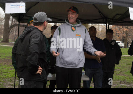 New York, Stati Uniti d'America. Il 2 aprile 2016. Sindaco di Bill de Blasio assiste il giorno di apertura la cerimonia di inizio del baseball e softball stagione e la riapertura della Long Meadow palla in campo Prospect Park. Credito: Louise Wateridge/ZUMA filo/Alamy Live News Foto Stock