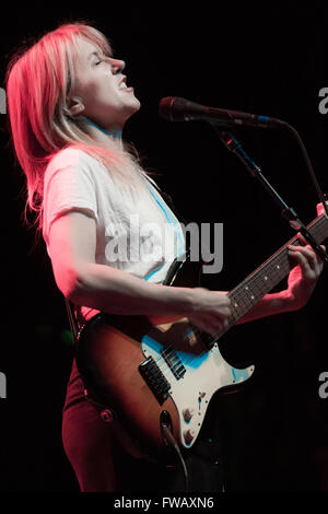 Detroit, Michigan, Stati Uniti d'America. 1 apr, 2016. LIZ PHAIR esegue sul Smashing Pumpkins ''In Plainsong'' Un Acoustic-Electro tour serale presso il Fillmore a Detroit, MI il 1 aprile 2016 © Marc Nader/ZUMA filo/Alamy Live News Foto Stock