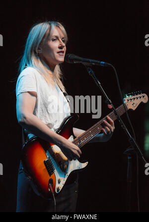 Detroit, Michigan, Stati Uniti d'America. 1 apr, 2016. LIZ PHAIR esegue sul Smashing Pumpkins ''In Plainsong'' Un Acoustic-Electro tour serale presso il Fillmore a Detroit, MI il 1 aprile 2016 © Marc Nader/ZUMA filo/Alamy Live News Foto Stock