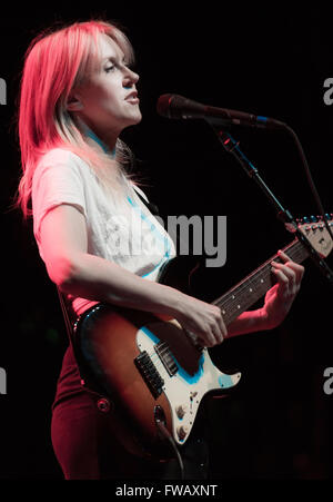 Detroit, Michigan, Stati Uniti d'America. 1 apr, 2016. LIZ PHAIR esegue sul Smashing Pumpkins ''In Plainsong'' Un Acoustic-Electro tour serale presso il Fillmore a Detroit, MI il 1 aprile 2016 © Marc Nader/ZUMA filo/Alamy Live News Foto Stock