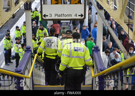 Exeter Devon, Regno Unito. Il 2 aprile 2016. I fan di Plymouth attendere a St Davids per Train home Credito: @camerafirm/Alamy Live News Foto Stock