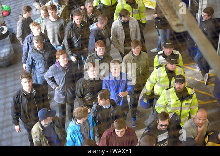 Exeter Devon, Regno Unito. Il 2 aprile 2016. I fan di Plymouth attendere a St Davids per Train home Credito: @camerafirm/Alamy Live News Foto Stock